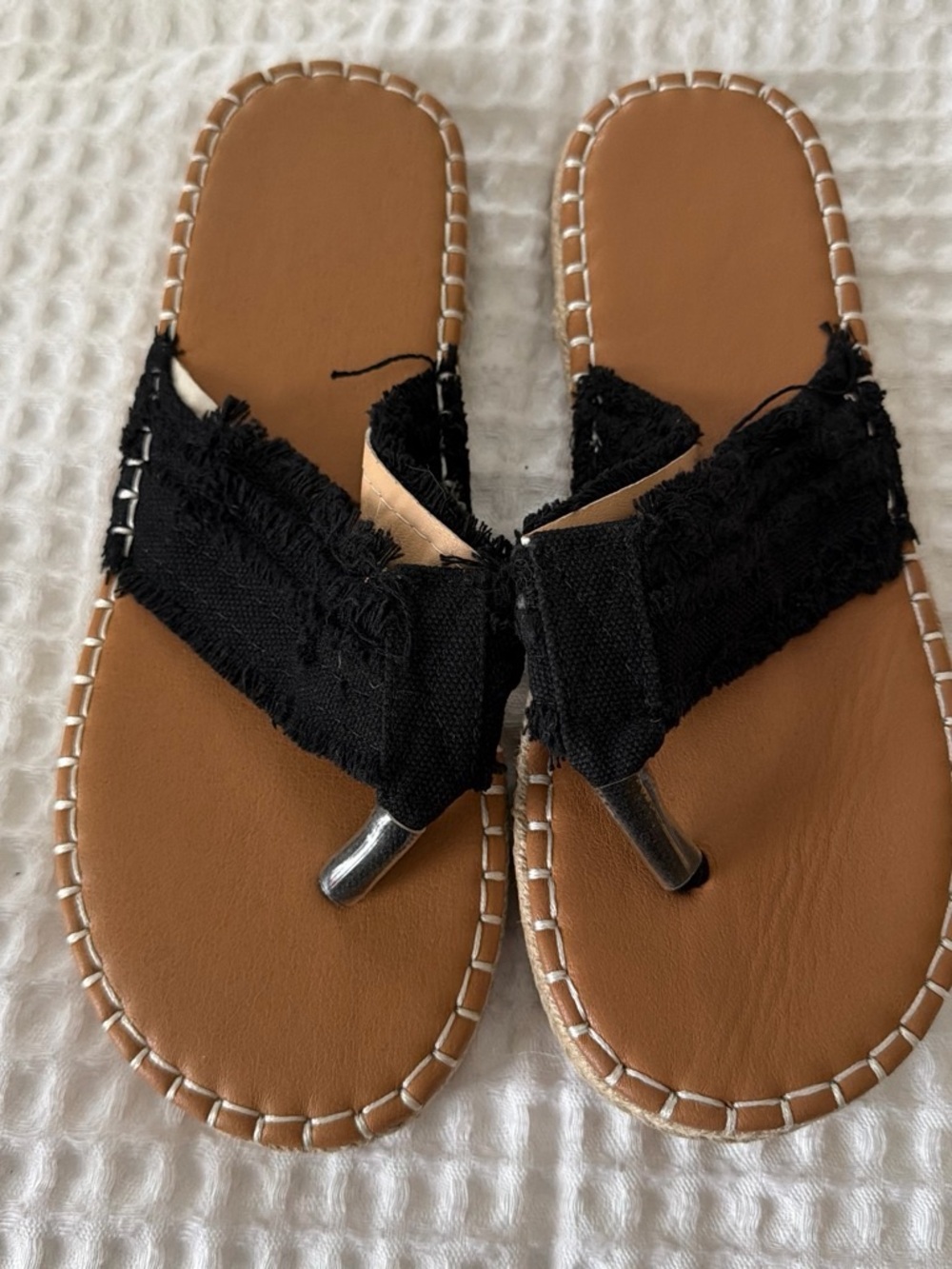 Source Unknown Black Fabric Toe-Post Sandals with Tan Footbed